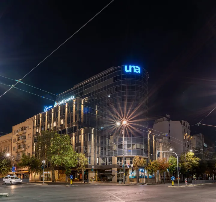 Osvetljena fasada TLD-a noću