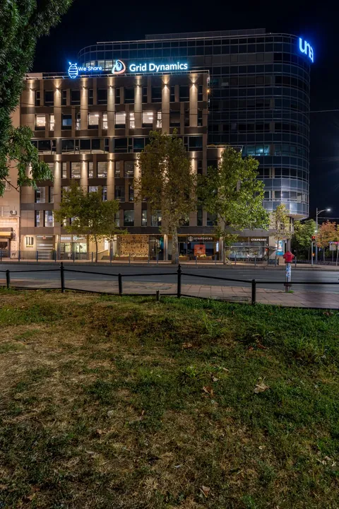 Osvetljen TLD iza zelene površine